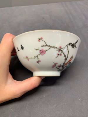 A Chinese famille rose bowl with birds amongst branches, 20th C. — 照片 2