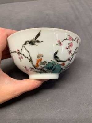 A Chinese famille rose bowl with birds amongst branches, 20th C. — 照片 3