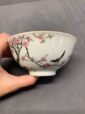 A Chinese famille rose bowl with birds amongst branches, 20th C. — 照片 6