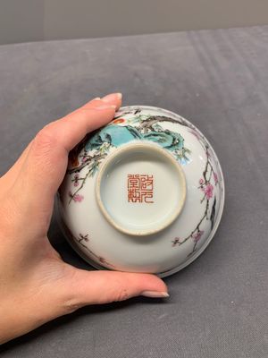A Chinese famille rose bowl with birds amongst branches, 20th C. — 照片 9