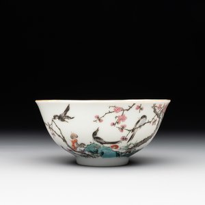 A Chinese famille rose bowl with birds amongst branches, 20th C. — 照片 1