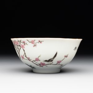 A Chinese famille rose bowl with birds amongst branches, 20th C. — 照片 2
