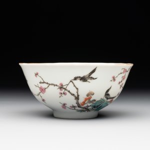 A Chinese famille rose bowl with birds amongst branches, 20th C. — 照片 4