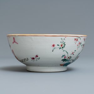 A Chinese famille rose bowl with figures in an interior, Yongzheng — photo 4