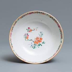 A Chinese famille rose bowl with figures in an interior, Yongzheng — photo 6
