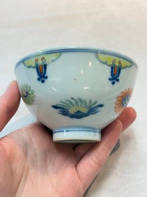 A Chinese famille rose bowl with floral design, Qianlong mark and of the period — photo 1