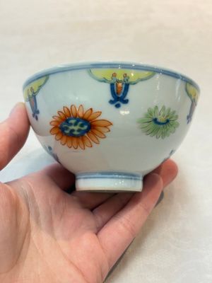 A Chinese famille rose bowl with floral design, Qianlong mark and of the period — photo 2