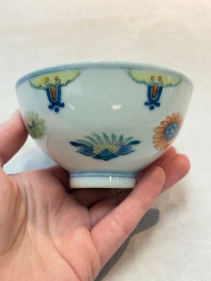 A Chinese famille rose bowl with floral design, Qianlong mark and of the period — photo 3