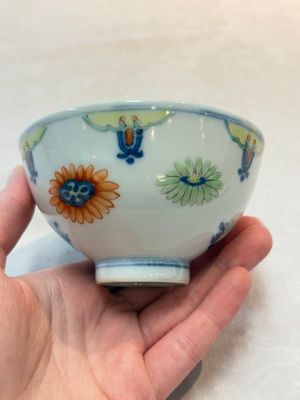 A Chinese famille rose bowl with floral design, Qianlong mark and of the period — photo 4