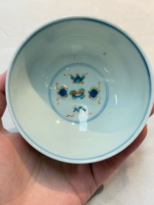 A Chinese famille rose bowl with floral design, Qianlong mark and of the period — photo 5