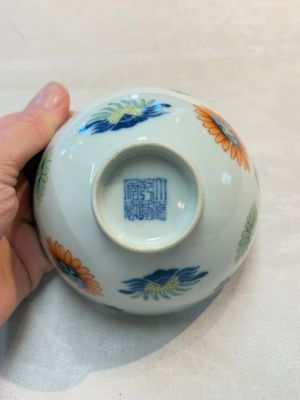 A Chinese famille rose bowl with floral design, Qianlong mark and of the period — photo 6