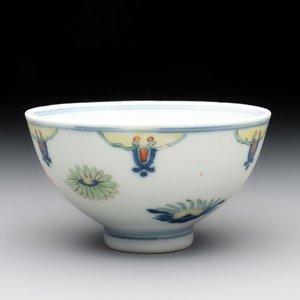 A Chinese famille rose bowl with floral design, Qianlong mark and of the period — photo 1