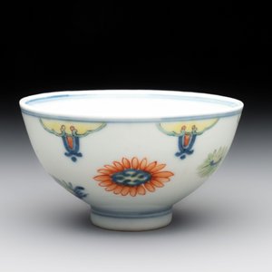 A Chinese famille rose bowl with floral design, Qianlong mark and of the period — photo 2