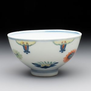 A Chinese famille rose bowl with floral design, Qianlong mark and of the period — photo 3