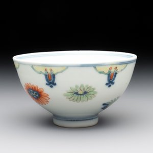 A Chinese famille rose bowl with floral design, Qianlong mark and of the period — photo 4