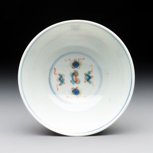 A Chinese famille rose bowl with floral design, Qianlong mark and of the period — photo 5