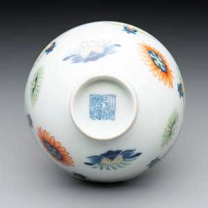 A Chinese famille rose bowl with floral design, Qianlong mark and of the period — photo 6