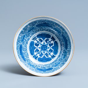A Chinese famille rose bowl with floral design, Yongzheng mark, 19/20th C. — 照片 6