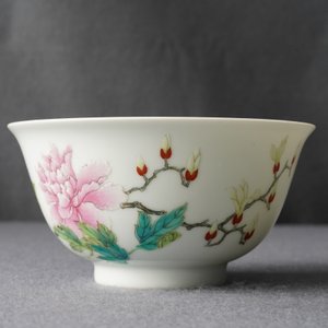A Chinese famille rose bowl with floral design, Yongzheng mark, 19/20th C. — photo 14