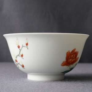 A Chinese famille rose bowl with floral design, Yongzheng mark, 19/20th C. — photo 17