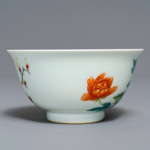 A Chinese famille rose bowl with floral design, Yongzheng mark, 19/20th C. — photo 4