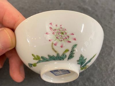 A Chinese famille rose bowl with floral design, Yongzheng mark, 20th C. — photo 2