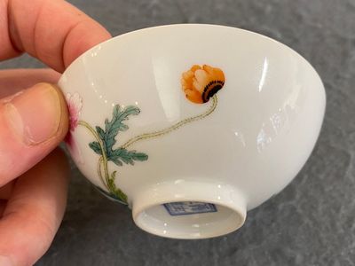 A Chinese famille rose bowl with floral design, Yongzheng mark, 20th C. — photo 4
