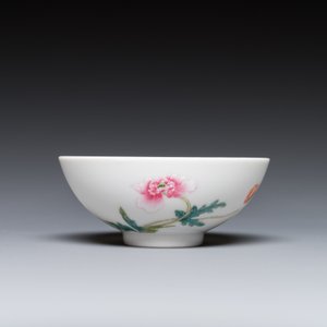 A Chinese famille rose bowl with floral design, Yongzheng mark, 20th C. — photo 2