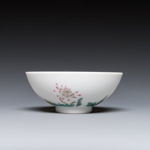 A Chinese famille rose bowl with floral design, Yongzheng mark, 20th C. — photo 3