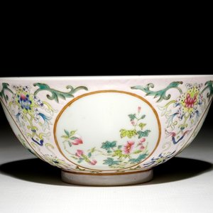 A Chinese famille rose bowl with floral medallions, Daoguang mark, 19/20th C. — photo 1