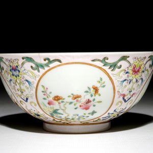 A Chinese famille rose bowl with floral medallions, Daoguang mark, 19/20th C. — photo 3