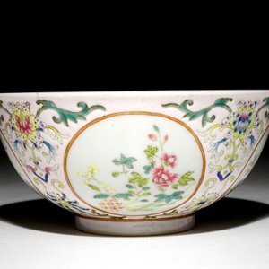A Chinese famille rose bowl with floral medallions, Daoguang mark, 19/20th C. — photo 4