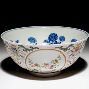 A Chinese famille rose bowl with floral medallions, Daoguang mark, 19/20th C. — photo 6