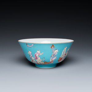 A Chinese famille rose bowl with playing boys on a turquoise ground, Qianlong mark, 20th C. — photo 1