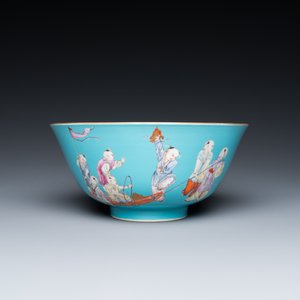 A Chinese famille rose bowl with playing boys on a turquoise ground, Qianlong mark, 20th C. — photo 2
