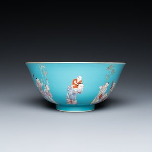 A Chinese famille rose bowl with playing boys on a turquoise ground, Qianlong mark, 20th C. — photo 4