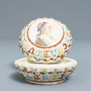 A Chinese famille rose box and cover after a Spanish coin, Jiaqing — 照片 1