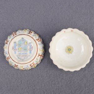 A Chinese famille rose box and cover after a Spanish coin, Jiaqing — 照片 9