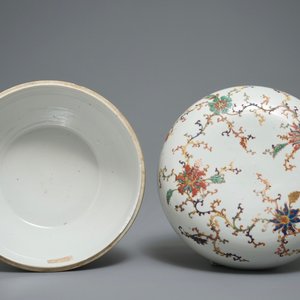 A Chinese famille rose box and cover with floral design, Zhou Shunxing mark, 19/20th C. — 照片 6