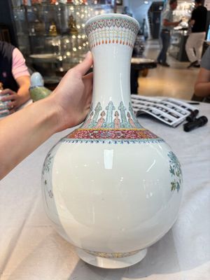 A Chinese famille rose 'boys and roosters' vase and a Milefo Buddha, Guangxu and Zhu Mao Ji 朱茂記造 mark, 19/20th C. — photo 3