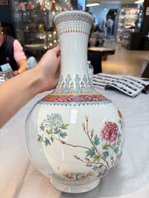 A Chinese famille rose 'boys and roosters' vase and a Milefo Buddha, Guangxu and Zhu Mao Ji 朱茂記造 mark, 19/20th C. — photo 4