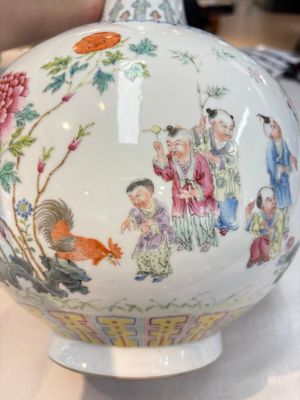 A Chinese famille rose 'boys and roosters' vase and a Milefo Buddha, Guangxu and Zhu Mao Ji 朱茂記造 mark, 19/20th C. — photo 7