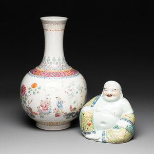 A Chinese famille rose 'boys and roosters' vase and a Milefo Buddha, Guangxu and Zhu Mao Ji 朱茂記造 mark, 19/20th C. — photo 1