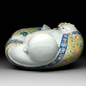 A Chinese famille rose 'boys and roosters' vase and a Milefo Buddha, Guangxu and Zhu Mao Ji 朱茂記造 mark, 19/20th C. — photo 12