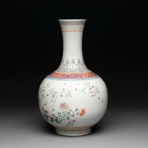 A Chinese famille rose 'boys and roosters' vase and a Milefo Buddha, Guangxu and Zhu Mao Ji 朱茂記造 mark, 19/20th C. — photo 3