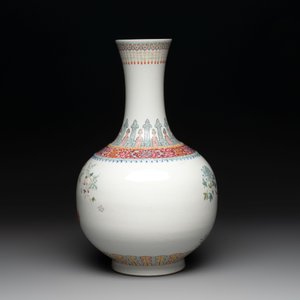 A Chinese famille rose 'boys and roosters' vase and a Milefo Buddha, Guangxu and Zhu Mao Ji 朱茂記造 mark, 19/20th C. — photo 4