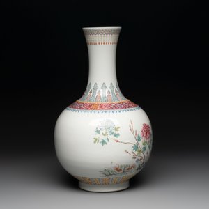 A Chinese famille rose 'boys and roosters' vase and a Milefo Buddha, Guangxu and Zhu Mao Ji 朱茂記造 mark, 19/20th C. — photo 5