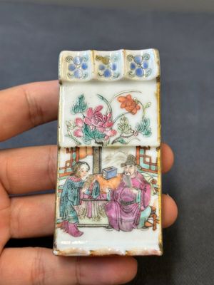 A Chinese famille rose brush rest, 19th C. — 照片 1