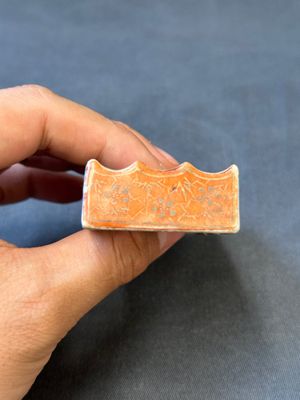 A Chinese famille rose brush rest, 19th C. — 照片 6