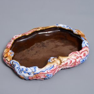 A Chinese famille rose brush washer with moulded design of bats, Qianlong mark, 20th C. — 照片 2
